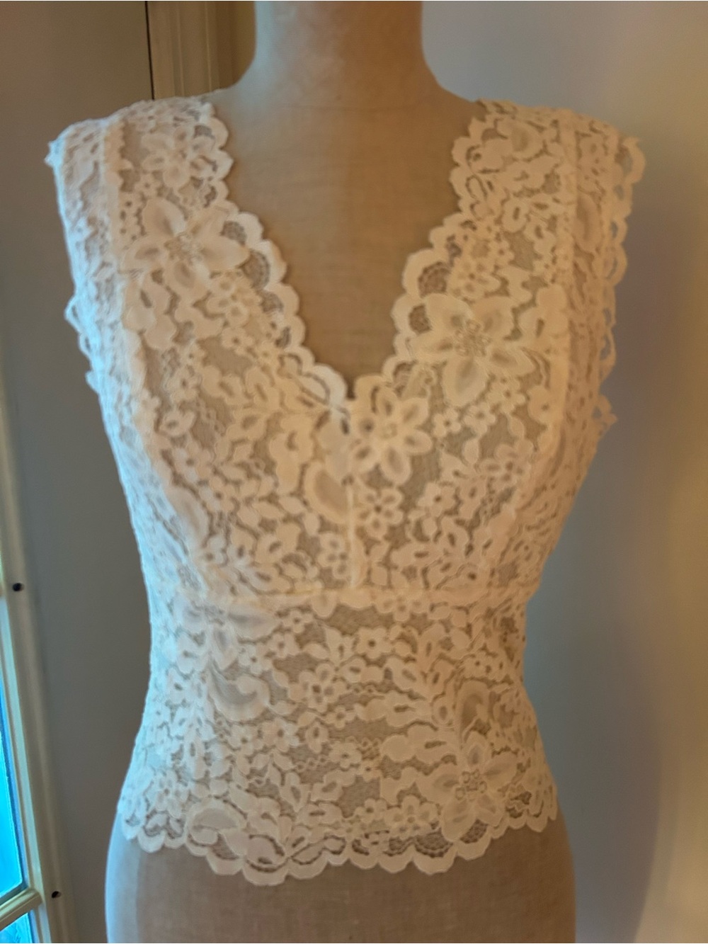 Express Ivory Floral Lace V-Neck Sleeveless Top small